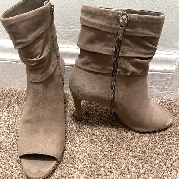 VINCE CAMUTO Catillia Taupe Genuine Suede Open Tow Booties - Size 8.5 - Picture 1 of 9